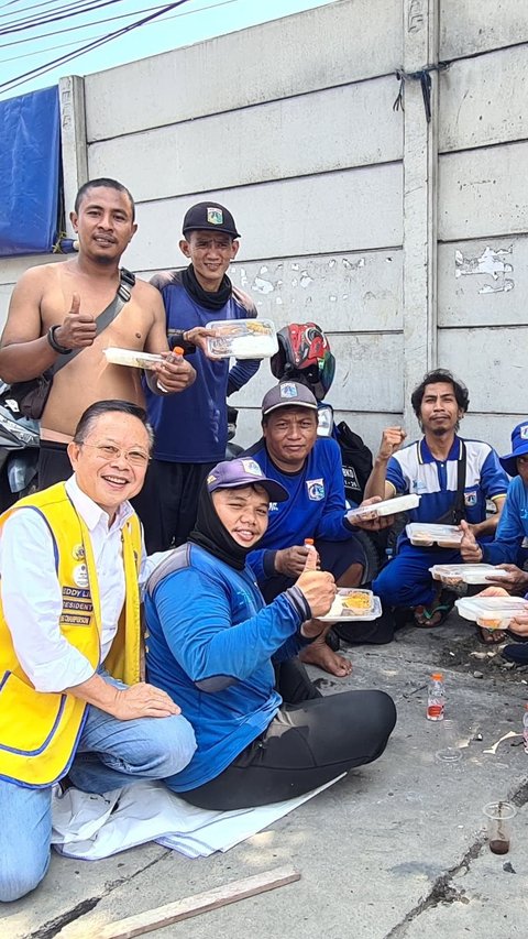 Aksi Bagi-Bagi Seribu Nasi Kotak Lions Club di Tengah Isu Kelangkaan Beras