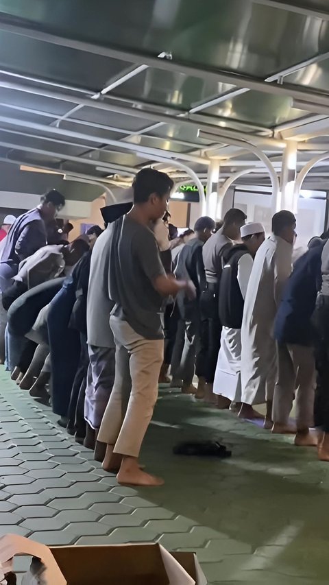 Viral Pria Muslim Sholat Berjamaah Sambil Gendong Bayi, Lihat Gerakannya Saat Hendak Sujud