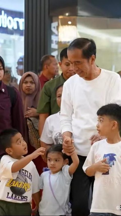 Gaya Presiden Jokowi jadi 'Kakek' yang Mengasuh 4 Cucu Main di Mal