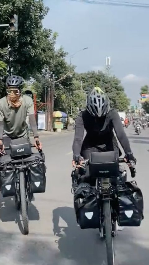 Pasangan Suami Istri Ini Naik Sepeda dari Cimahi ke Makkah, Akasinya Curi Perhatian
