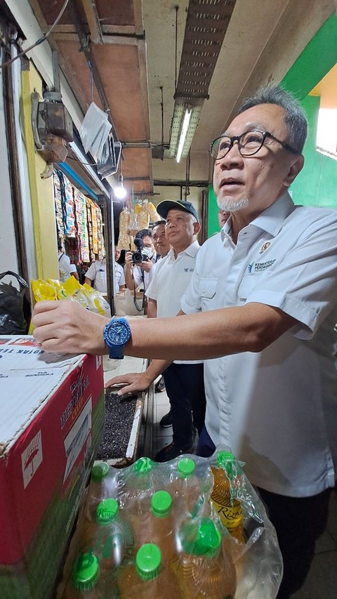 Surprise Visit to Check Staple Food Prices, Minister of Trade Zulkifli Astonished by the Price of Chili in Jakarta Market