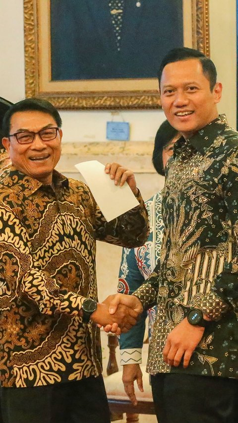 Akur! Momen Pertama Kalinya AHY dan Moeldoko Bertemu Jabat Tangan di Istana