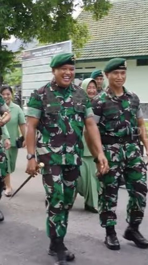 Lidah Pangkostrad TNI AD Dimanjakan Rawon Spesial Buatan Prajurit: Buka Warung Kita Ya