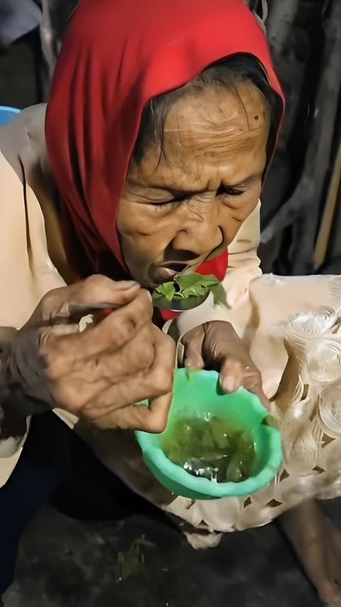 Nelangsa Nenek Nursi for Two Days Eating Boiled Cassava Leaves because There is No Rice, Sad to See the Trembling Body