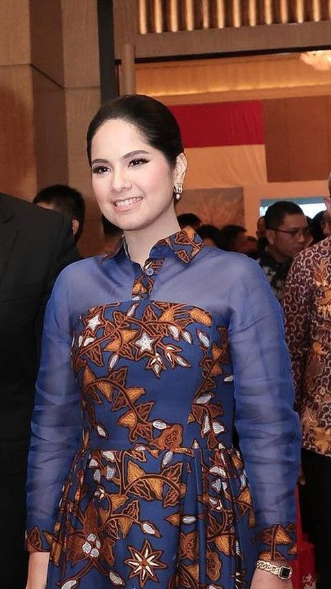 Portrait of Anggun Annisa Pohan accompanying her husband in his first duty as a Minister