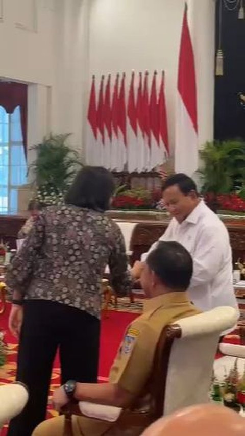 VIDEO: Momen Sri Mulyani Salami Prabowo Sampai Kaget Usai Disapa Luhut di Istana