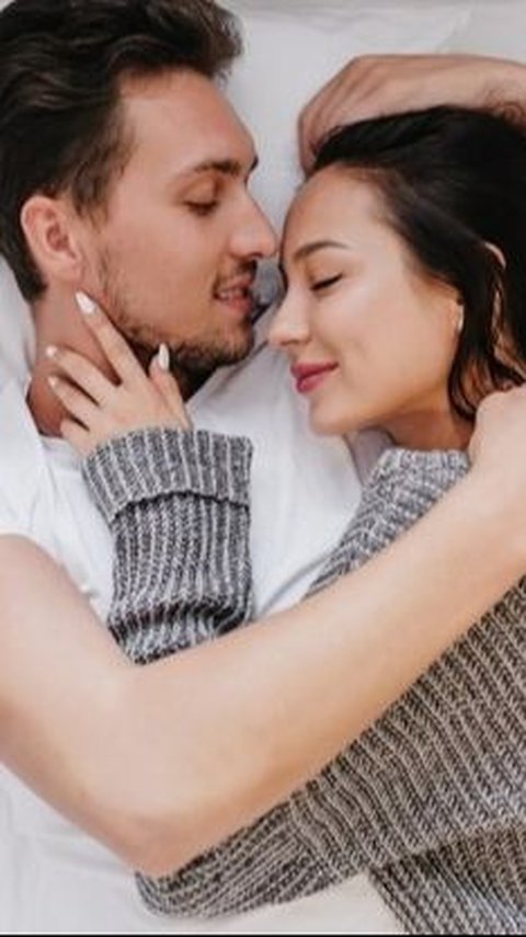 Posisi Cuddling Sebelum Tidur, Meningkatkan Kemesraan dengan Pasangan