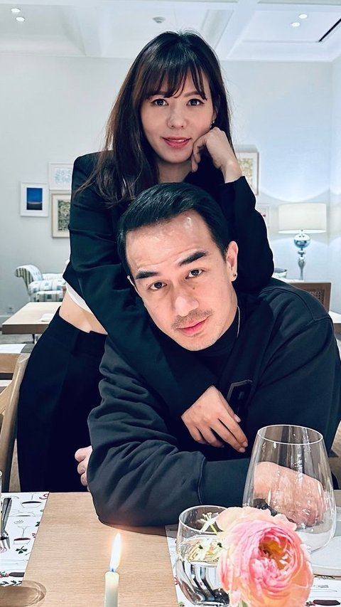 10 Portraits of Julie, Joe Taslim's Wife who Seems Ageless at 40, Like a Vampire