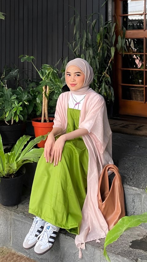 Cute Style Hijaber with a Touch of Green, Looks Super Fresh
