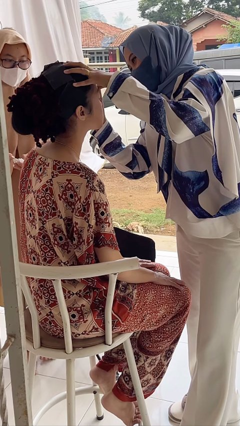 Wedding Makeup Artist Does Bridal Makeup on the Terrace, the Result is Astonishing