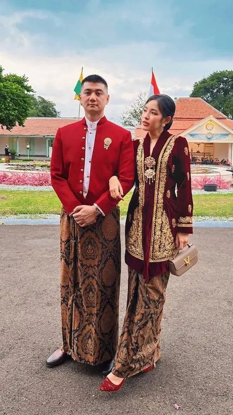 Potret Chef Arnold dan Tiffany Soetanto Pakai Baju Adat Jawa saat Hadiri Royal Dinner Cap Go Meh, Serasi Banget!