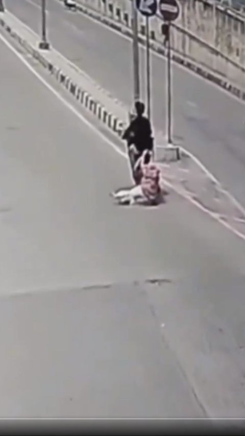 Viral Woman Allegedly Dragged by Motorcycle on Bekasi Street, Shouting 'Jambret'