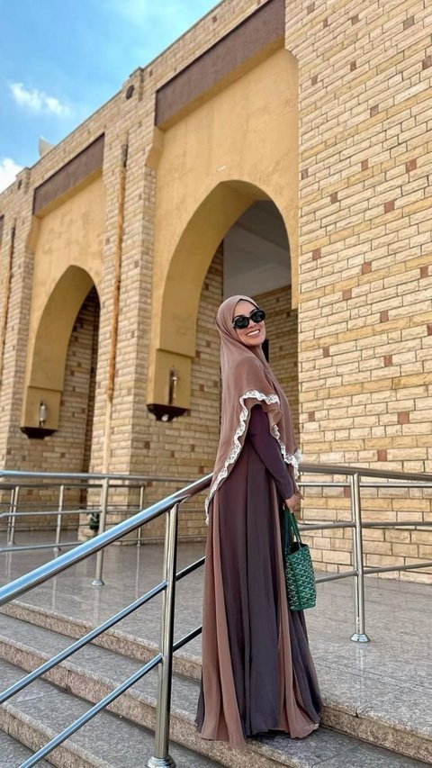 Beautiful Portrait of Nindy Ayunda Wearing Hijab After Umrah, Radiating Her Calm Aura