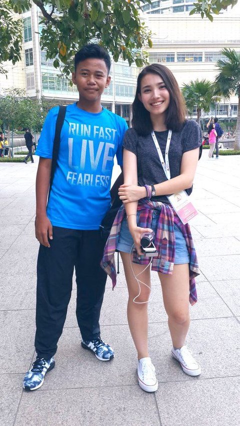 8 Years Ago This Man Took a Photo with a Beautiful Girl in Malaysia, Turns Out He Now Plays Suki in Avatar: The Last Airbender