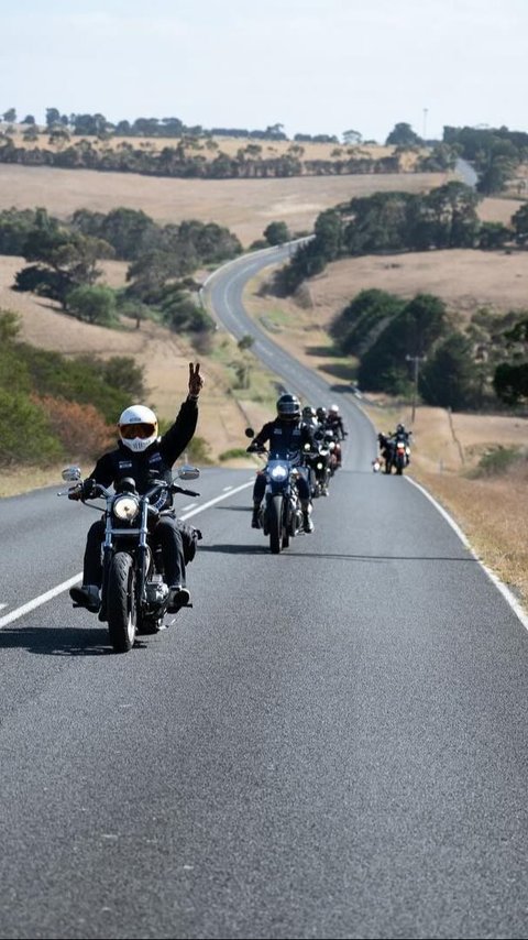 10 Potret Keseruan Andre Taulany Bersama Anggota 'The Prediksi' Touring di Australia, Tempuh Perjalanan Hampir 1.000 km