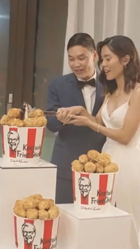 Viral! This Couple Holds a Wedding with KFC Theme, Costs Rp1.2 Billion