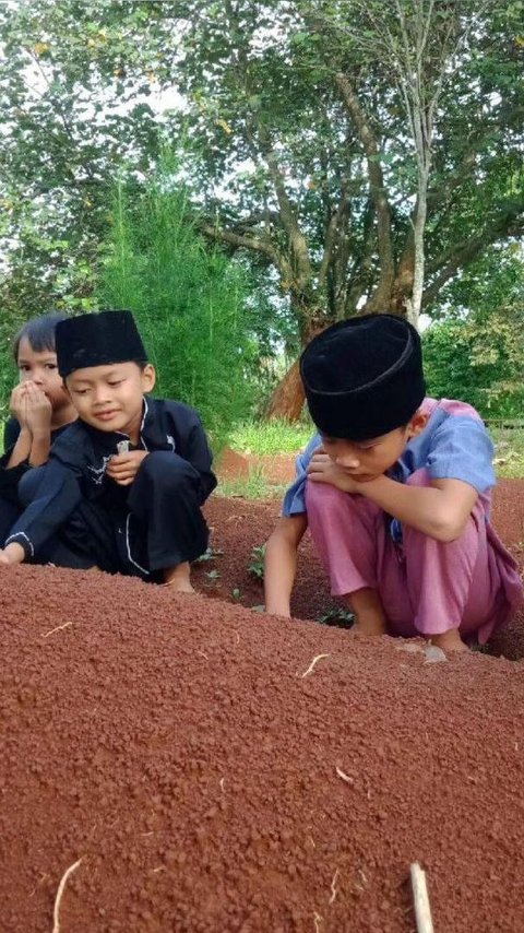 Nyesek! Potret Empat Bocah Bersaudara Yatim Piatu Ziarahi Makam Orangtuanya Ini Bikin Menangis