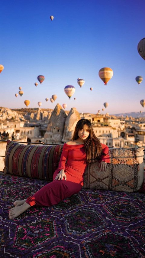 Adu Outfit 10 Artis Saat Liburan ke Cappadocia, Fuji Mirip Boneka dengan Gaun Merah Menyala