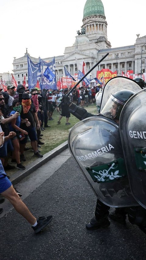 FOTO: Panas! Aksi Protes Menentang Reformasi Ekonomi Argentina Berujung Bentrok, Polisi Bertameng Bidik Massa Ricuh dengan Shotgun