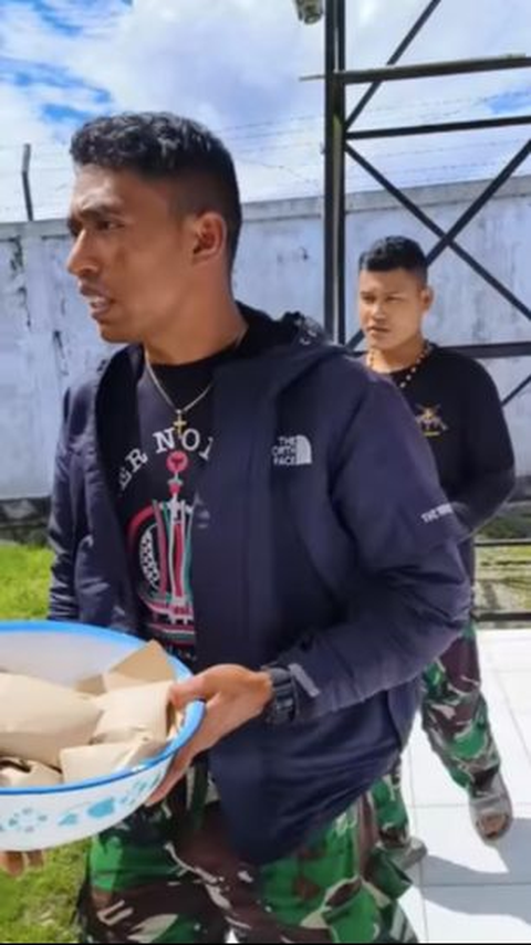 Sama-sama Susah, Prajurit TNI Ini Masak Mi Instan dan Nasi Untuk Anak-anak Papua, Netizen 'Begitu Berat Tugas TNI