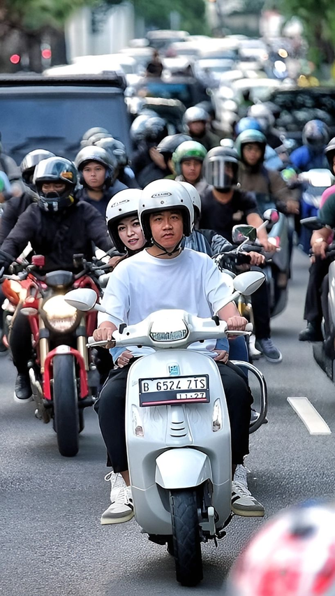 Mesra Banget, Potret Gibran Bonceng Istri Keliling Motoran di Jakarta