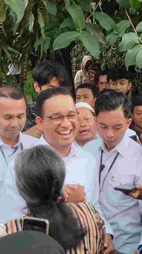 Anies's Broad Smile Encouraged by Neighbors Ahead of the Final Debate of the 2024 Presidential Election