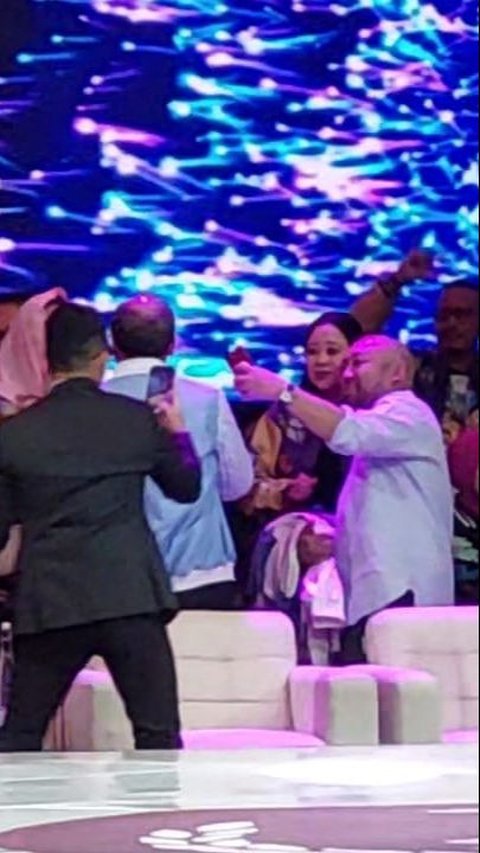 Momen Didit Prabowo Selfie dengan Puan Maharani dan Yenny Wahid saat Debat Kelima