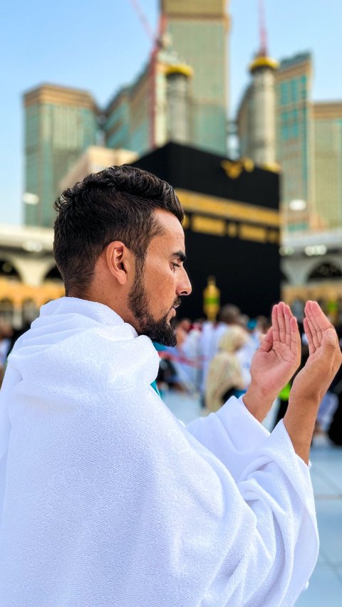 Prayer for Accepted Umrah, Reading during Tawaf around the Ka'bah to Increase Faith