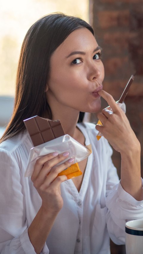 Chocolate is not the trigger for acne, here's the explanation from a dermatologist