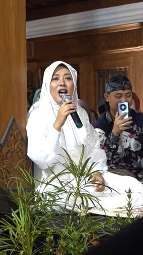 Pesona Soimah Berhijab di Acara Pengajian Gus Iqdam, Rahasia Kesuksesannya Dibongkar Habis