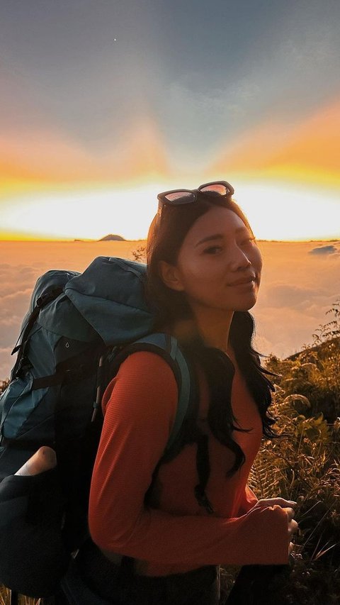 Portrait of Wendy, Reza Arap's Ex-Wife, Captivates Attention as She Drinks Spring Water Directly from the Mountains: 'Addictive'