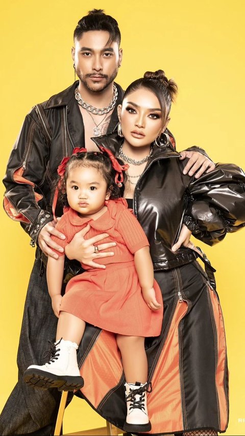 So Exciting, Siti Badriah and Krisjiana's Family Photo with Fierce Theme