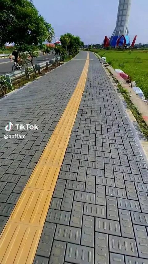 Viral Sight of Plastic-Made Sidewalk in Banyuamas