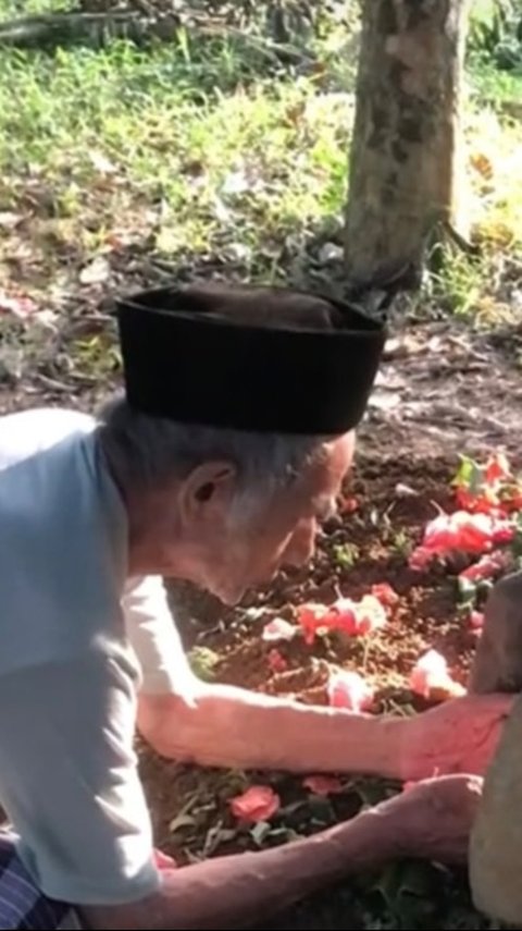 73 Tahun Bersama, Momen Seorang Kakek Selalu Menangis saat Berkunjung ke Makam Istri Ini Bikin Haru