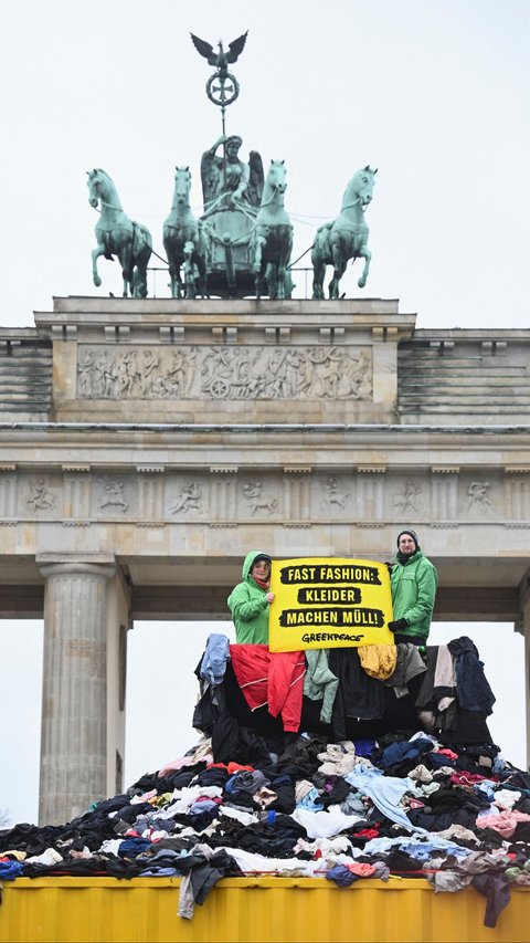 FOTO: Protes Dampak Fast Fashion, Aktivis Lingkungan Pajang Gunungan Sampah Pakaian Bekas di Berlin