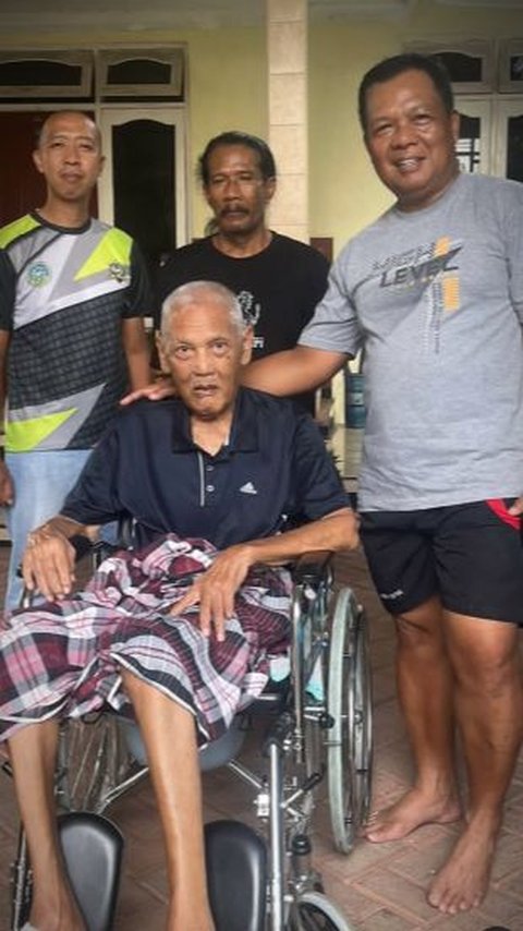 Nyeker dan Berkaos Oblong, Momen Hangat Mayjen TNI Dorong Sang Ayah di Kursi Roda dengan Penuh Cinta