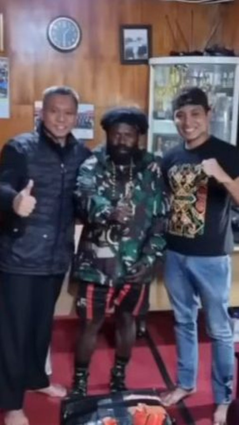 Anggota Kopassus dan Panglima Perang Moro Kagoya Pakai Jaket Loreng, Tiba-tiba Datangi Rumah Sekda di Puncak Jaya Papua
