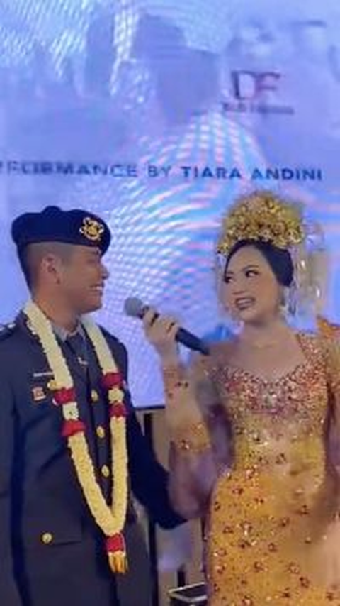 Cowoknya Ganteng Ceweknya Cantik, Momen Pernikahan Polisi Sama-sama Perwira Begitu Romantis