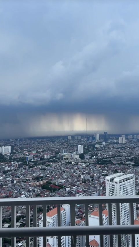 Pria Ini Tunjukkan Fenomena Hujan Kiriman yang Indah, Bikin Takjub