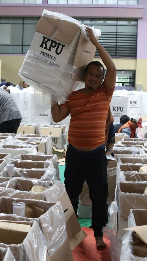 FOTO: Melihat Kesibukan GOR Cempaka Putih Mendistribusikan Logistik Pemilu 2024 Jelang Pencoblosan