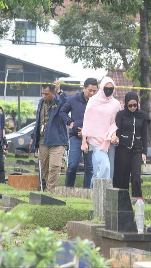 9 Portraits of Tamara Tyasmara Crying in Grief Seeing Her Son's Grave Being Dismantled for Autopsy