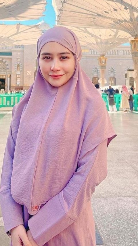 Cantiknya Prilly Latuconsina Tampil Bare Face Selama Umrah, Didoakan Istiqamah Berhijab