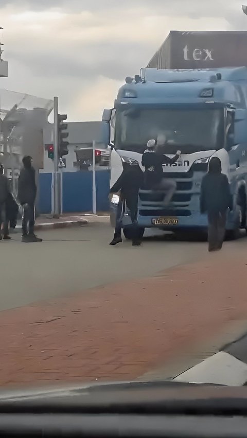 Israeli Citizens Block Aid Trucks from Entering Gaza, Even Climbing onto the Front of the Truck