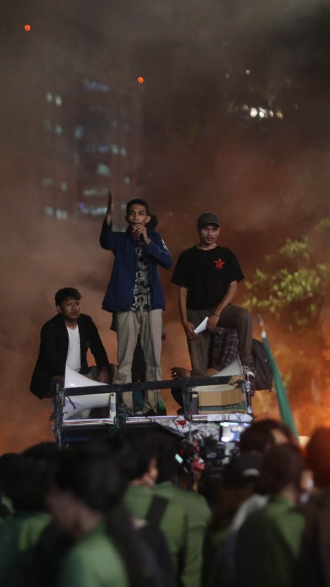 FOTO: Aksi Mahasiswa Demo Tuntut Pemakzulan Jokowi di Depan Istana, Poster Prabowo-Gibran Dibakar