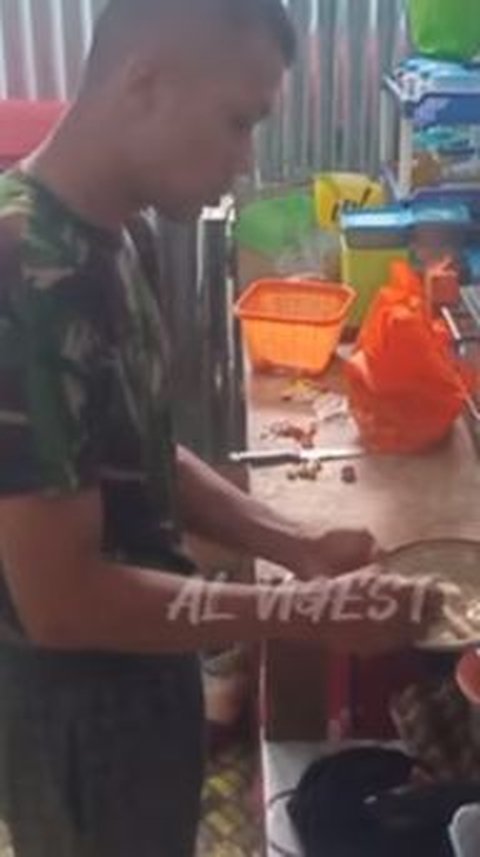 Sambil Bernyanyi, Prajurit TNI Ngulek Sambal dan Memasak 'Menunya Telur Campur dan Tempe'