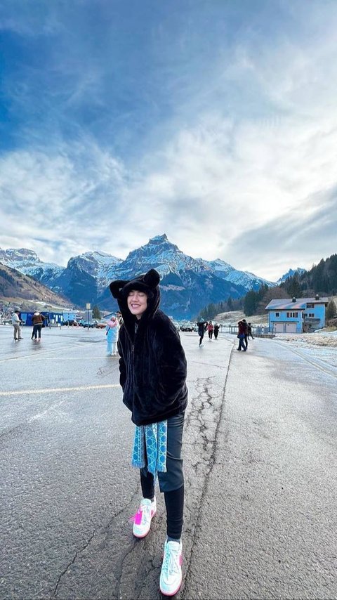 Potret Bahagia Happy Asmara Pertama Kali Main Salju di Eropa, Gemas Sebut Tempatnya Bernama 'Gunung Kelud'