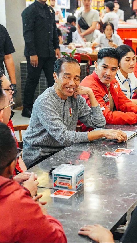 FOTO: Kemesraan Jokowi dan Elite PSI Makan Malam Bareng di Medan