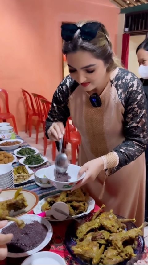 Tak Jaim, Ini  Potret Ashanty Makan di Nikahan Baby Sitter Arsy, Lahap Santap Menu Sederhana