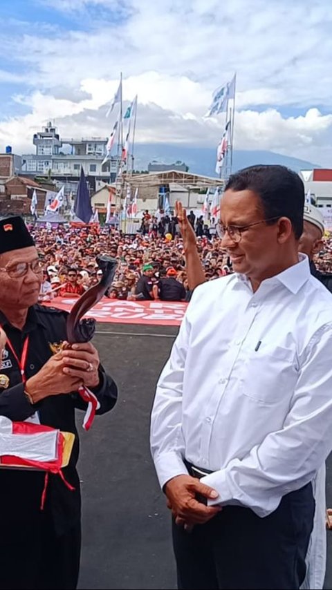 Anies Terima Kujang dan Ikat Merah Putih di Kampanye Garut, Simbol Teguh pada Janji