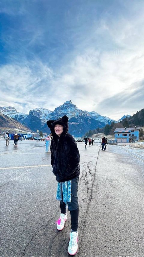 9 Potret Happy Asmara Kegirangan Main Salju di Eropa, Ternyata Baru Pertama Kali dalam Hidupnya